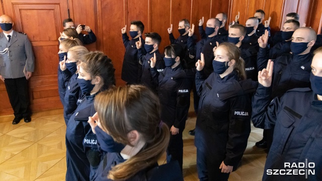 We wtorek ślubowanie złożyło 24 nowych funkcjonariuszy. Część z nich będzie pełnić służbę w szczecińskiej policji, a część w zachodniopomorskim oddziale prewencji.