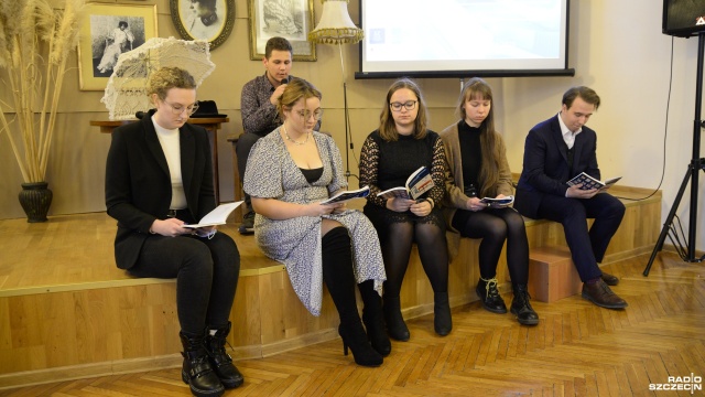 Młodzież z regionu czyta fragmenty Moralność pani Dulskiej Gabrieli Zapolskiej. Zajęcia odbywają się w Książnicy Pomorskiej w Szczecinie.
