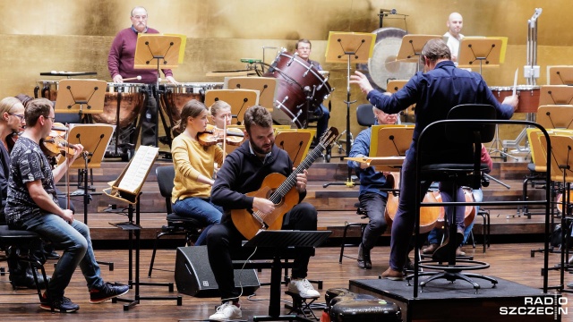 Grał w słynnych salach koncertowych na świecie m.in. w London Royal Festival Hall, Concertgebouw w Amsterdamie i Carnegie Hall w Nowym Jorku. W piątek wystąpi w złotej sali Filharmonii w Szczecinie. Łukasz Kuropaczewski wykona Koncert na altówkę w wersji gitarowej Krzysztofa Pendereckiego.