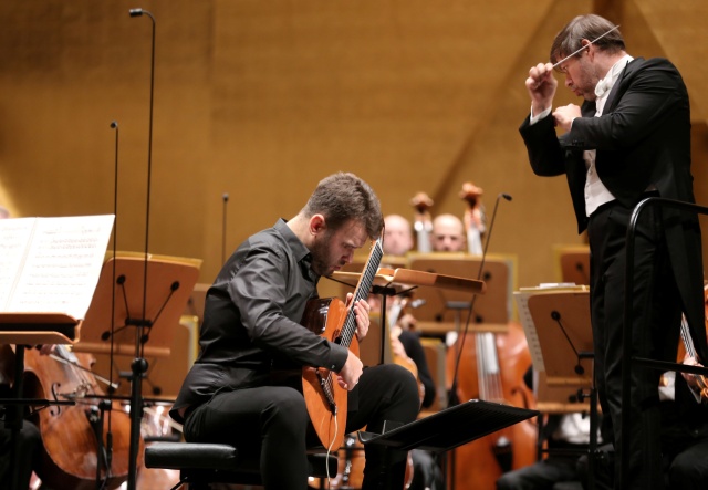 Gromkimi brawami zakończył się w piątek w złotej sali Filharmonii im. Mieczysława Karłowicza w Szczecinie koncert zorganizowany w przeddzień 88. Urodzin Krzysztofa Pendereckiego. W roli solisty wystąpił wybitny polski gitarzysta Łukasz Kuropaczewski.