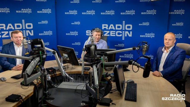 Goście Kawiarenki Politycznej Radia Szczecin potępili zachowanie szefa Platformy Obywatelskiej. Donald Tusk stracił prawo jazdy po tym, jak jechał przez teren zabudowany z prędkością 107 kmh.