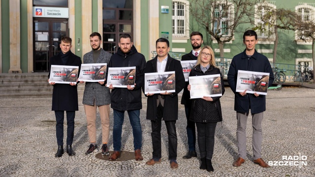 Miasto Szczecin powinno aktywnie włączyć się do ogólnopolskiej akcji Murem za polskim mundurem - uważają radni Prawa i Sprawiedliwości. Apel, w tej sprawie, wystosowali w poniedziałek do prezydenta Piotra Krzystka.