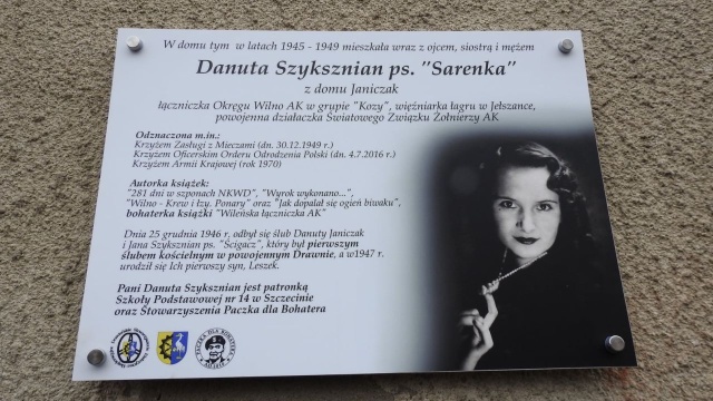 Tablica upamiętniająca major Danutę Szynksznian-Ossowską odsłonięto w Drawnie. To właśnie tam, zaraz po wojnie, mieszkała łączniczka AK pseudonim Sarenka.