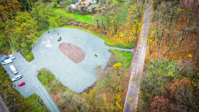 Przy Jeziorze Szmaragdowym w Szczecinie pojawiło się miejsce na ponad 100 aut. Chodzi o teren przy ulicy Kopalnianej, tuż za wiaduktem.