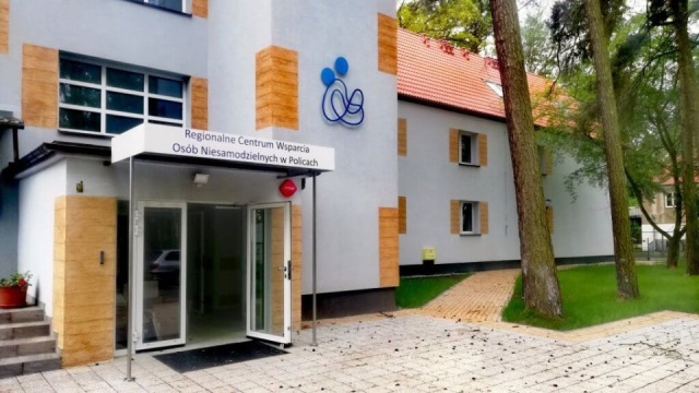 Bezpłatna pomoc dla rodzin osób niepełnosprawnych z okolic Szczecina. 30 miejsc dziennej opieki dla osób niesamodzielnych czeka w świeżo wyremontowanym Regionalnym Centrum Wsparcia w Policach.