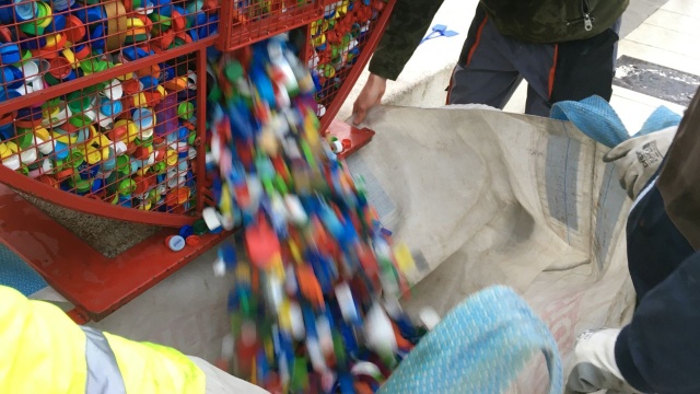 Ich sprzedaż pomaga w zbieraniu funduszy na rehabilitację 7-letniego Maksa ze Świnoujścia, a przy okazji promuje recykling. Jeden kilogram jest wart 80 groszy. Mowa o plastikowych nakrętkach, które są zbierane przez mieszkańców w specjalnie przygotowanych do tego koszach.