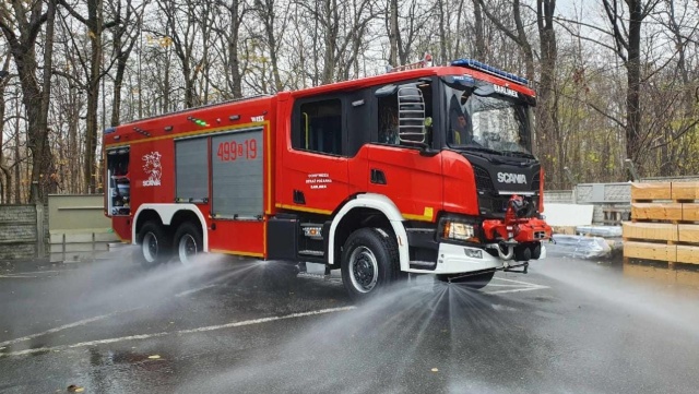 Nowy, ciężki wóz ratowniczo-gaśniczy trafił do strażaków-ochotników z Barlinka.