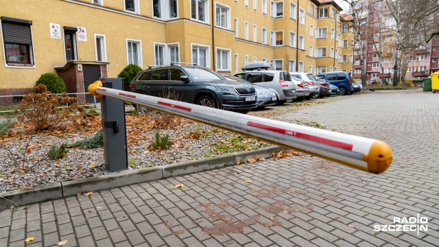 By chronić miejsca parkingowe - pod domami, dla mieszkańców, postawili szlaban. Na taki krok zdecydowało się już kilka wspólnot w śródmieściu Szczecina.