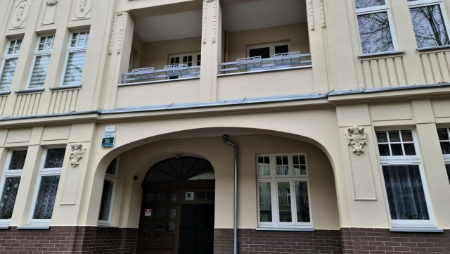 Docieplono i odnowiono elewację wraz z ozdobami, wyremontowano balkony, prace obejmowały także wykonanie izolacji przeciwwilgociowej oraz wymianę okien w piwnicy - kamienica przy ul. Bolesława Śmiałego 35 w Szczecinie doczekała się kapitalnego remontu.