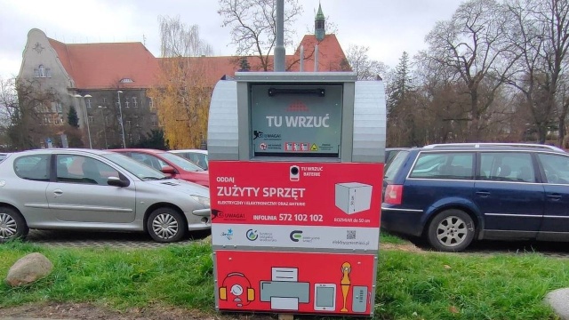 Można do nich wrzucać stary i zepsuty sprzęt elektroniczny jak telefony, aparaty fotograficzne, słuchawki, radia, ale też czajniki czy baterie.