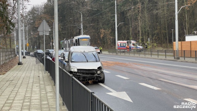 Kolizja na ulicy Arkońskiej w Szczecinie - przed godz. 11 dachował tam samochód osobowy.