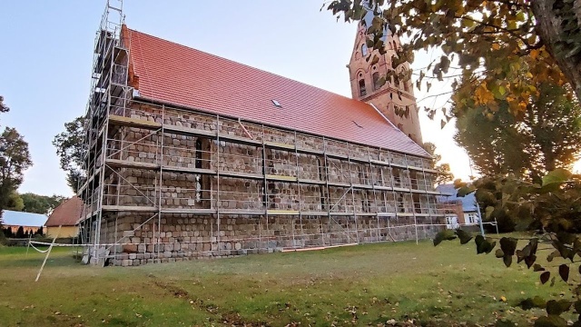 Pierwszy etap remontu elewacji XIII-wiecznego kościoła pod wezwaniem Narodzenia Najświętszej Maryi Panny w Strzeszowie koło Trzcińska-Zdroju zakończony.