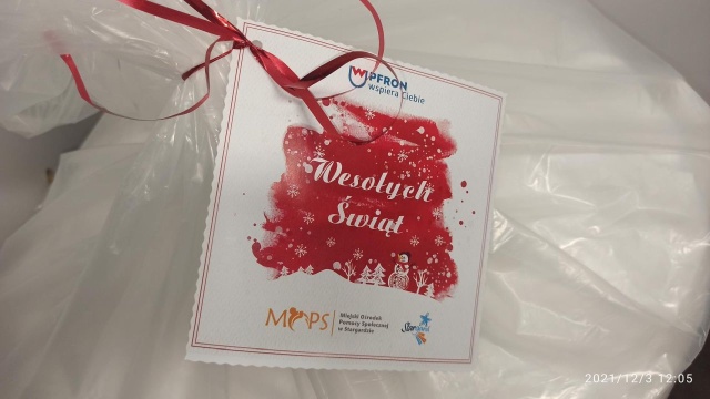 Stargardzki Miejski Ośrodek Pomocy Społecznej dostarczył mikołajkowe paczki. Płyny i chusteczki antybakteryjne, pościele, ręczniki, koce oraz termometry - znalazły się w świątecznej paczce czterdziestu trzech podopiecznych z niepełnosprawnościami.