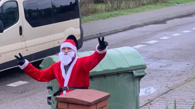 W Dziwnowie Święty Mikołaj zamienił sanie na śmieciarkę