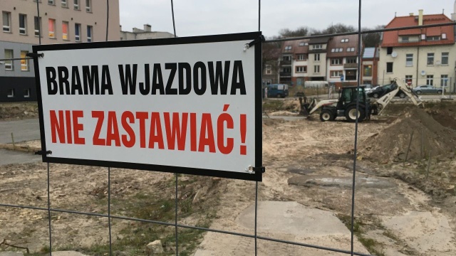 W centrum Świnoujściu rozpoczęła się wyczekiwana przez mieszkańców budowa wielopoziomowego parkingu. Planowo inwestycja miała być ukończona w 2020 roku. Powodem opóźnienia prac jest pandemia.