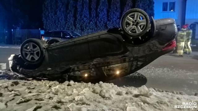 Samochód osobowy dachował w okolicach cmentarza w Kołobrzegu.