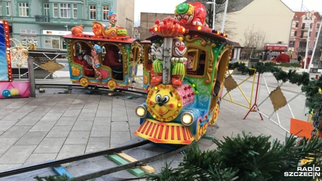 Kolejka na szynach stanęła w centrum Świnoujścia. To przedświąteczna niespodzianka dla najmłodszych, choć nie brakuje dorosłych zainteresowanych atrakcją.