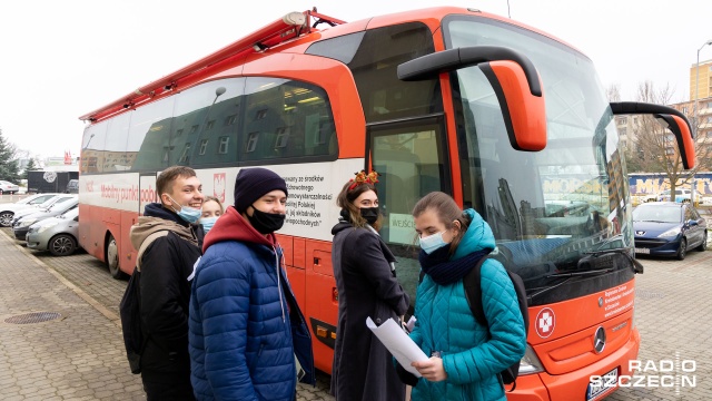 Akcja charytatywna Kropelka pod choinkę, czyli krwiobus przed Uniwersytetem Szczecińskim. Oddać krew może każdy.