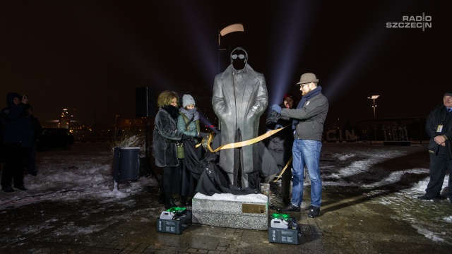 Rzeźba Krzysztofa Jarzyny ze Szczecina - bohatera komedii Poranek kojota - oficjalnie odsłonięta.