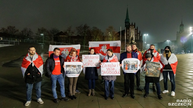 Chcemy takiej wolności, jak dziś w Polsce - skandowała grupa kilkunastu Białorusinów na placu Solidarności w Szczecinie.