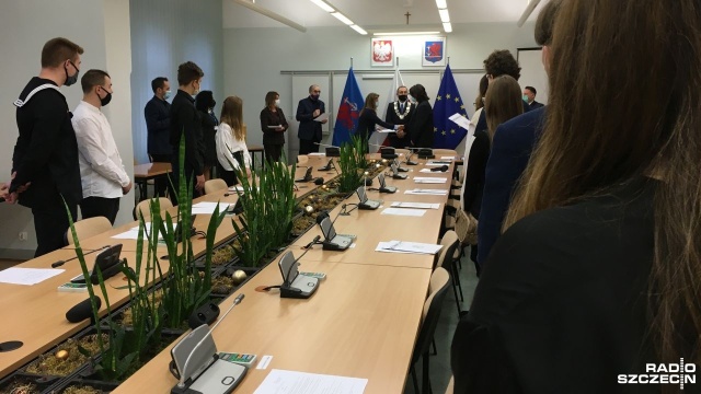 W środę swoją pracę rozpoczęła Młodzieżowa Rada Miasta w Świnoujściu. Młodzi radni złożyli przysięgę i odbyli pierwsze posiedzenie - jeszcze z pomocą doświadczonych kolegów.
