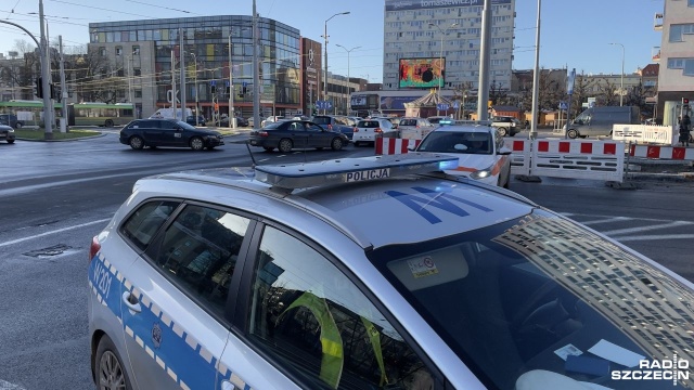 Zjazd z placu Żołnierza w aleję Wyzwolenia jest już przejezdny. Po godzinie 12 na przejściu dla pieszych samochód ciężarowy uderzył w starszą kobietę, która trafiła do szpitala.