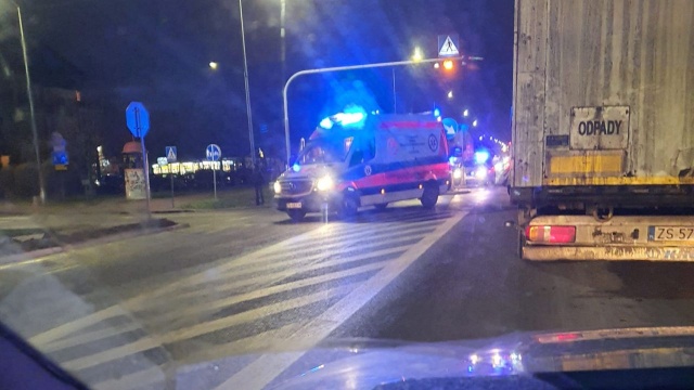 Częściowo zablokowany jest przejazd przez miejscowość Przecław. Na krajowej trzynastce doszło do potrącenia pieszego.