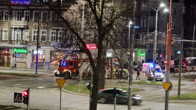 Przed godz. 22 dwa samochody osobowe zderzyły się na pl. Kościuszki w Szczecinie.