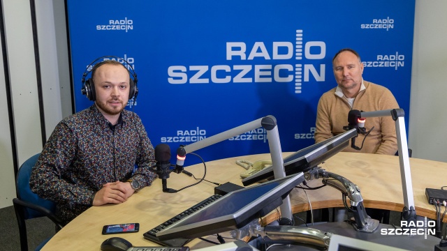 Pogoń Szczecin prowadzi negocjacje w sprawie transferu utalentowanego Kacpra Kozłowskiego do ligi angielskiej i nie będzie łatwo zatrzymać go na rundę wiosenną przy Twardowskiego - mówił w Rozmowach pod krawatem dyrektor sportowy piłkarskiego klubu, Dariusz Adamczuk.