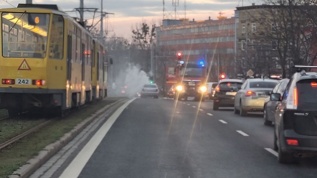 Na ulicy Stanisława Dubois w Szczecinie paliło się auto.