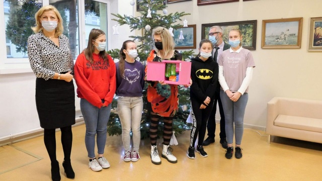 Gmina wyposażyła w nie podstawówki m.in. w Gardnie, Radziszewie, Żabnicy i Gryfinie.