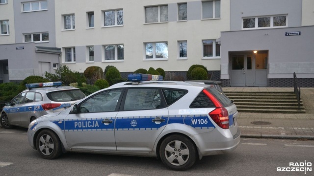 Nie żyje 29-letni mężczyzna znaleziony w jednym z budynków w centrum Kołobrzegu. Mężczyzna był uczestnikiem nocnej imprezy, a w sprawę jego śmierci wyjaśnia policja i prokuratura. Wiadomo, że 29-latek miał rany brzucha.
