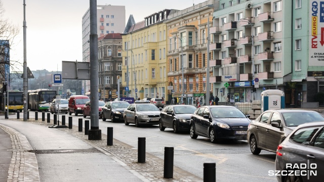 Coraz więcej problemów stwarza kierowcom pokonanie skrzyżowania przy Bramie Portowej w Szczecinie.