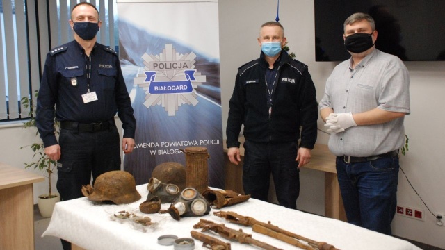 Elementy broni palnej, wyposażenia osobistego żołnierzy oraz monety - trafiły do Muzeum Oręża Polskiego w Kołobrzegu. Przekazali je policjanci z komendy w Białogardzie.