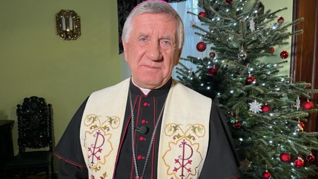 Bóg się narodził i staje się jednym z nas, żeby nas nauczyć prawdziwego człowieczeństwa - mówi abp Andrzej Dzięga.