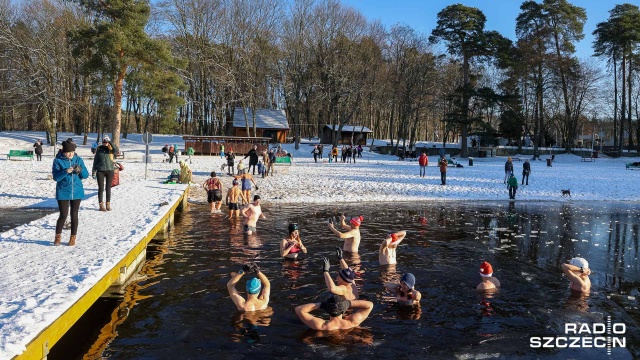 Nie straszna im nawet minusowa temperatura. Miłośnicy morsowania spotkali się w sobotę na wspólną kąpiel w szczecińskim Jeziorze Głębokie.