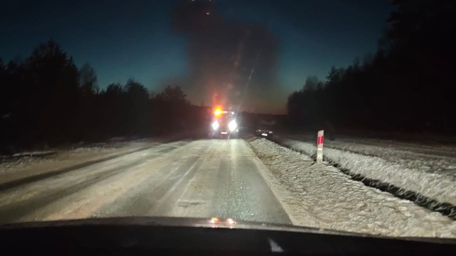 Tym razem samochód dachował na Chociwelce, czyli drodze nr 142. Do zdarzenia doszło kilometr przed zjazdem na autostradę A6 w stronę Szczecina. Laweta blokuje jeden pas.