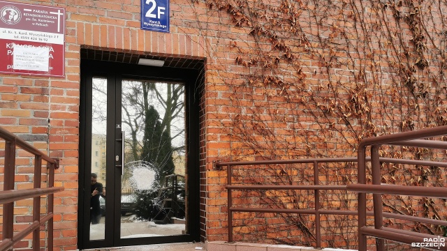 Policjanci zatrzymali 27-latka, który wybił w nocy szyby w kilku oknach i uszkodził szklane drzwi w budynku na terenie parafii pw. św. Kazimierza w Policach.