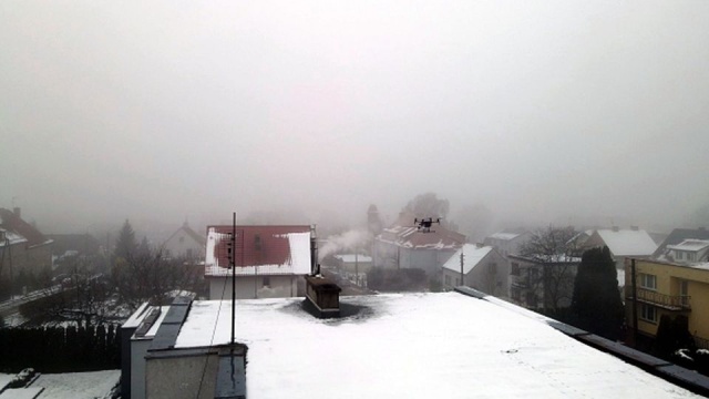 Specjalny dron po raz kolejny skontrolował dymiące kominy w zachodniopomorskich miejscowościach.