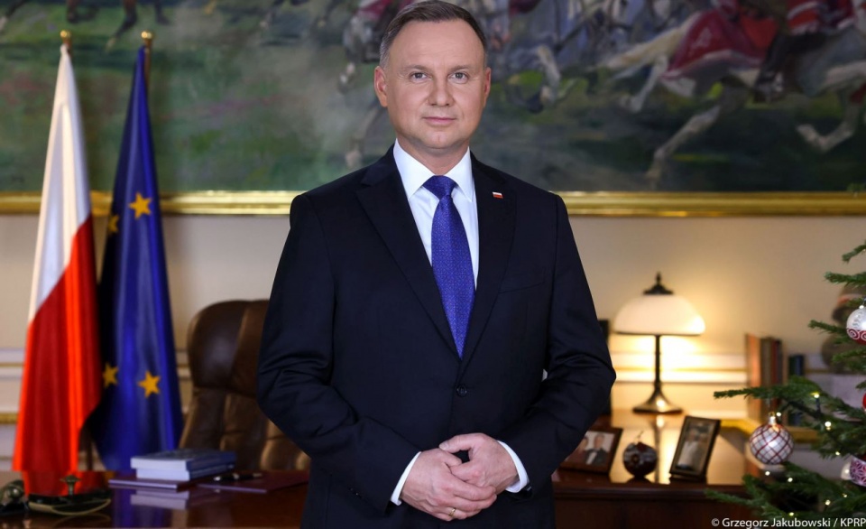 źródło: https://www.prezydent.pl/aktualnosci/wypowiedzi-prezydenta-rp/wystapienia/art,1213,oredzie-noworoczne.