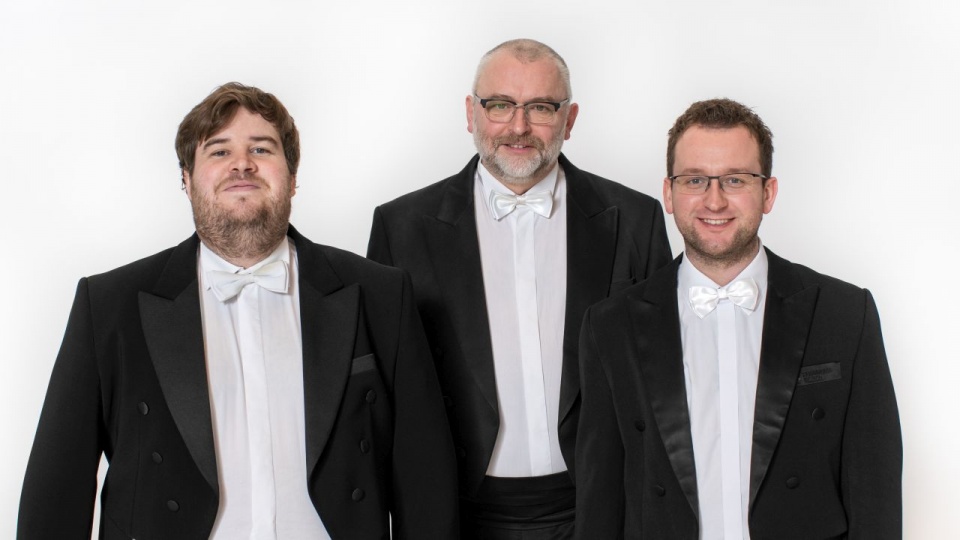 Trzon „West Side Sinfonietta”, Marcin Danilewski – skrzypek (od lewej), Jacek Sosna – kontrabasista, Paweł Maślanka – skrzypek. Fot. Adam Sokołowski