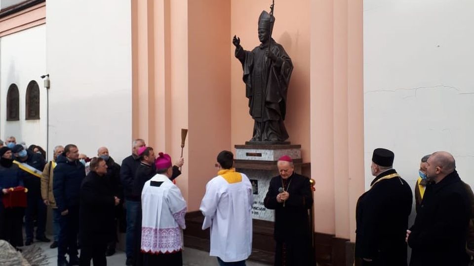 W Zaporożu na Ukrainie odsłonięto w sobotę pomnik Jana Pawła II, oraz otwarto ulicę jego imienia. Fot. twitter.com/PLinUkraine
