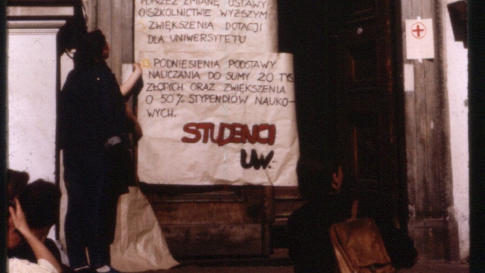 Postulaty wywieszone na Uniwersytecie Warszawskim w czasie demonstracji w maju 1988.źródło: wikipedia.org.