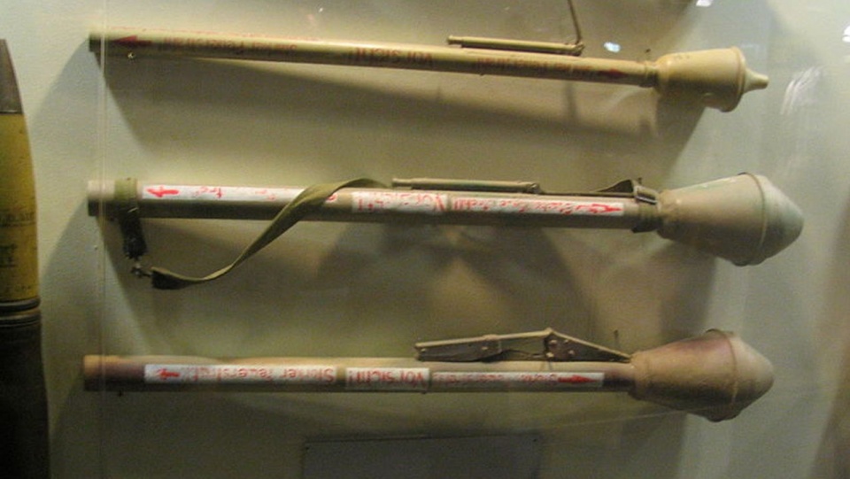 Panzerfaust - ręczny granatnik przeciwpancerny. źródło: wikipedia.org.