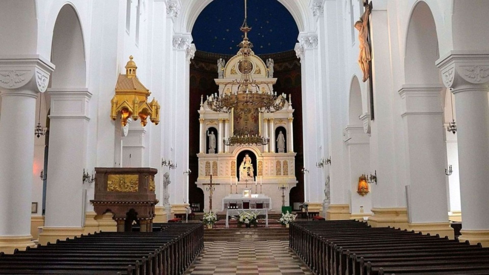 Wnętrze kościoła. źródło: https://pl.wikipedia.org/wiki/Ko%C5%9Bci%C3%B3%C5%82_%C5%9Bw._Augustyna_w_Warszawie.