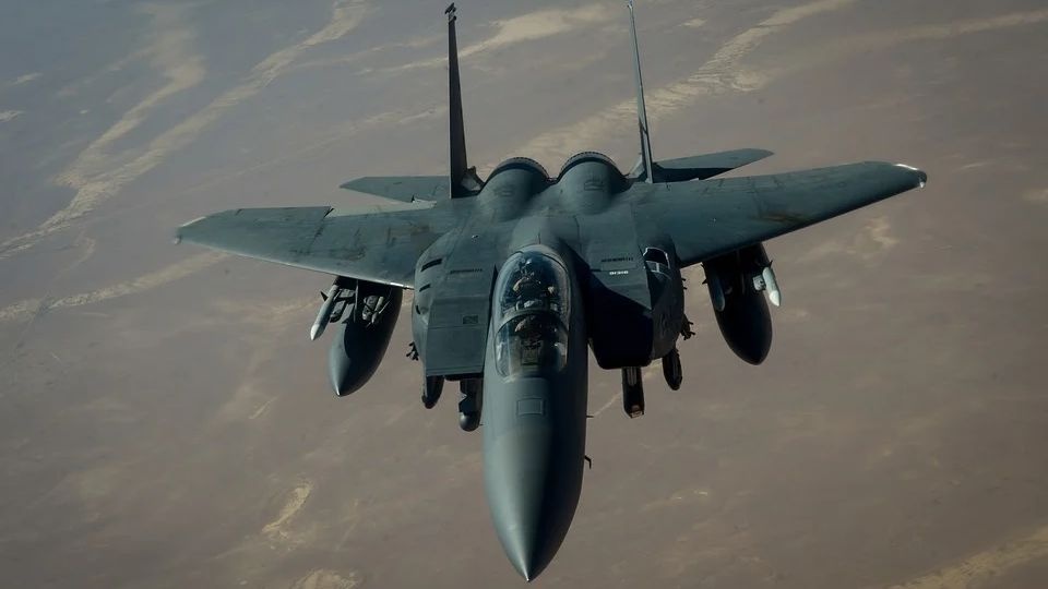 Pentagon poinformował, że uderzenie na cele w Syrii przeprowadziły amerykańskie samoloty F-15E, które wystrzeliły siedem rakiet. źródło: https://pixabay.com/pl/2452433/Military_Material/CC0 (domena publiczna)