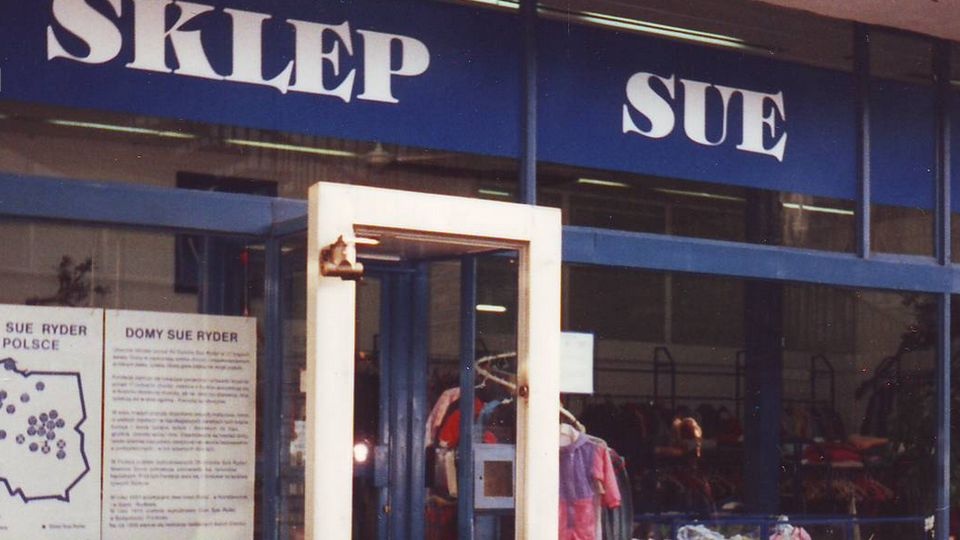Pierwszy sklep charytatywny w Polsce założyła sama Sue Ryder. Było to w 1992 r., czyli rok po rejestracji polskiej Fundacji. Lokal mieścił się w Domach Centrum w Warszawie przy ul. Widok. źródło: https://fundacjasueryder.pl/