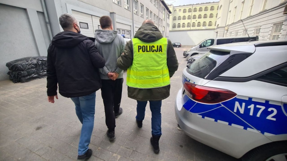 Zatrzymani usłyszeli zarzuty udziału w zbiegowisku. Trzech z nich dodatkowo odpowie za uszkodzenia mienia, za co grozi do 5 lat więzienia. źródło: https://pomorska.policja.gov.pl/pom/informacje/wiadomosci/98910,Zatrzymanie-siedemnastu-osob-zwiazanych-ze-srodowiskiem-pseudokibicow.html