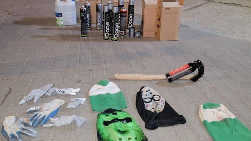 Zatrzymani usłyszeli zarzuty udziału w zbiegowisku. Trzech z nich dodatkowo odpowie za uszkodzenia mienia, za co grozi do 5 lat więzienia. źródło: https://pomorska.policja.gov.pl/pom/informacje/wiadomosci/98910,Zatrzymanie-siedemnastu-osob-zwiazanych-ze-srodowiskiem-pseudokibicow.html