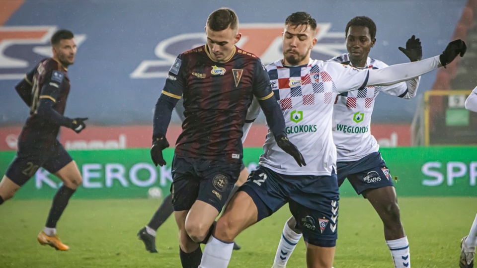 Wtorkowe spotkanie piłkarzy Pogoni z Górnikiem Zabrze rozpocznie się o godzinie 18 na stadionie przy ul. Twardowskiego w Szczecinie. źródło: https://pogonszczecin.pl/